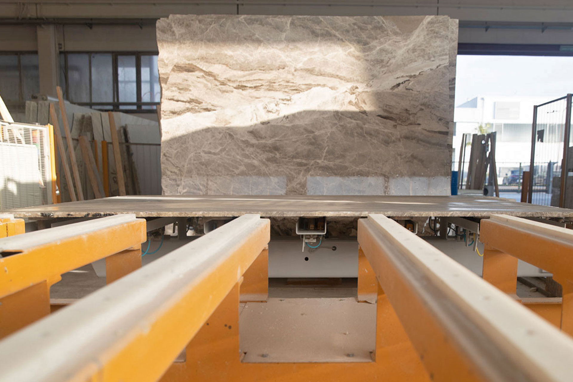 Lavorazioni e trattamenti lastre granito, quarziti e marmo duro. Trattamento di resinatura. Big Graniti Verona Italy. Lavorazioni e trattamenti lastre granito, quarziti e marmo duro. Trattamento di resinatura. Big Graniti Verona Italy.